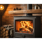 Poêle à bois pour tiny house - gros plan avec feu