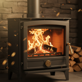 Poêle à bois pour tiny house - gros plan avec feu