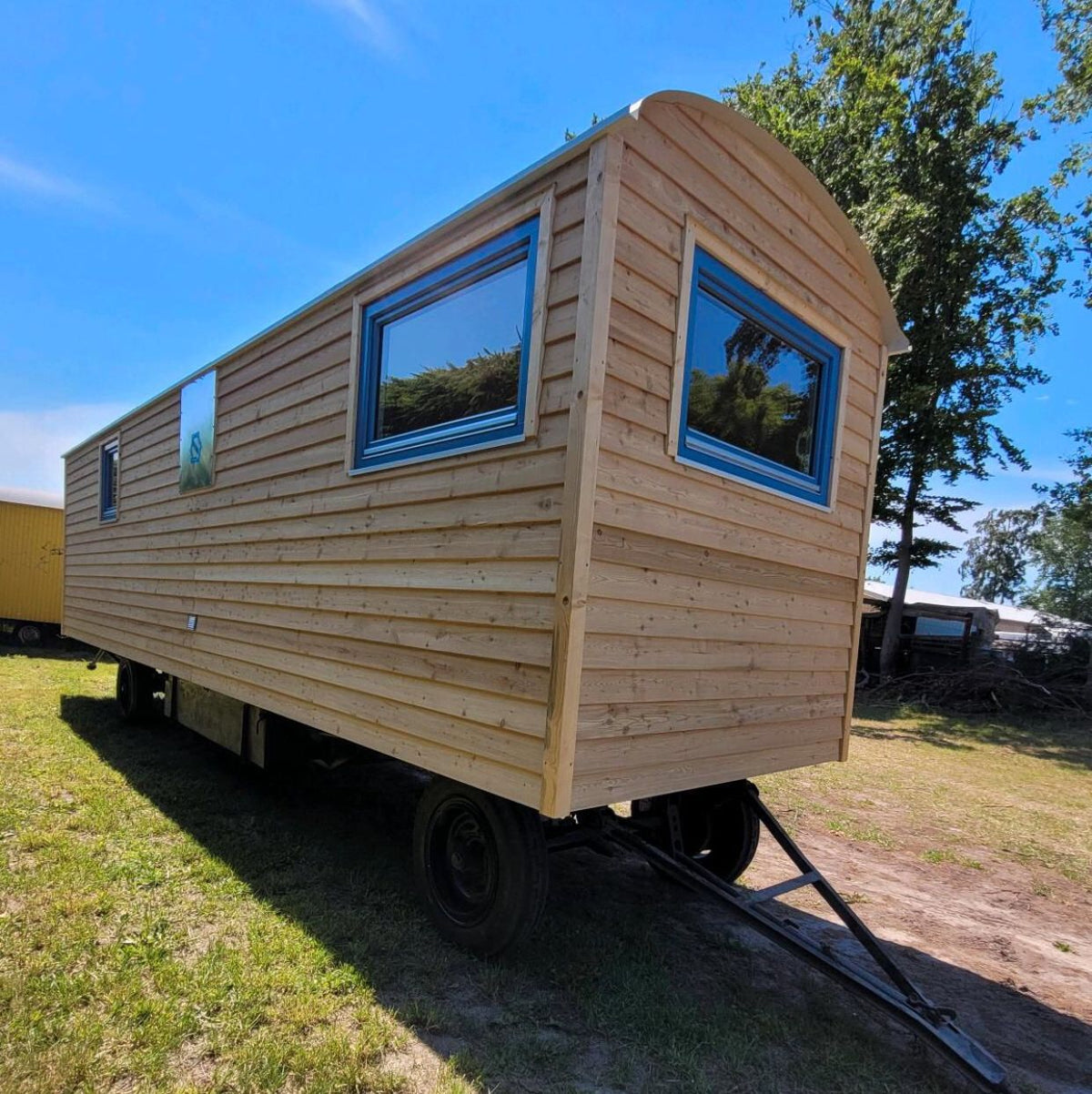 Remorque mobile 4 saisons – 20 x 8 pi – Acier & bois – Finition complète – Poêle à bois inclus