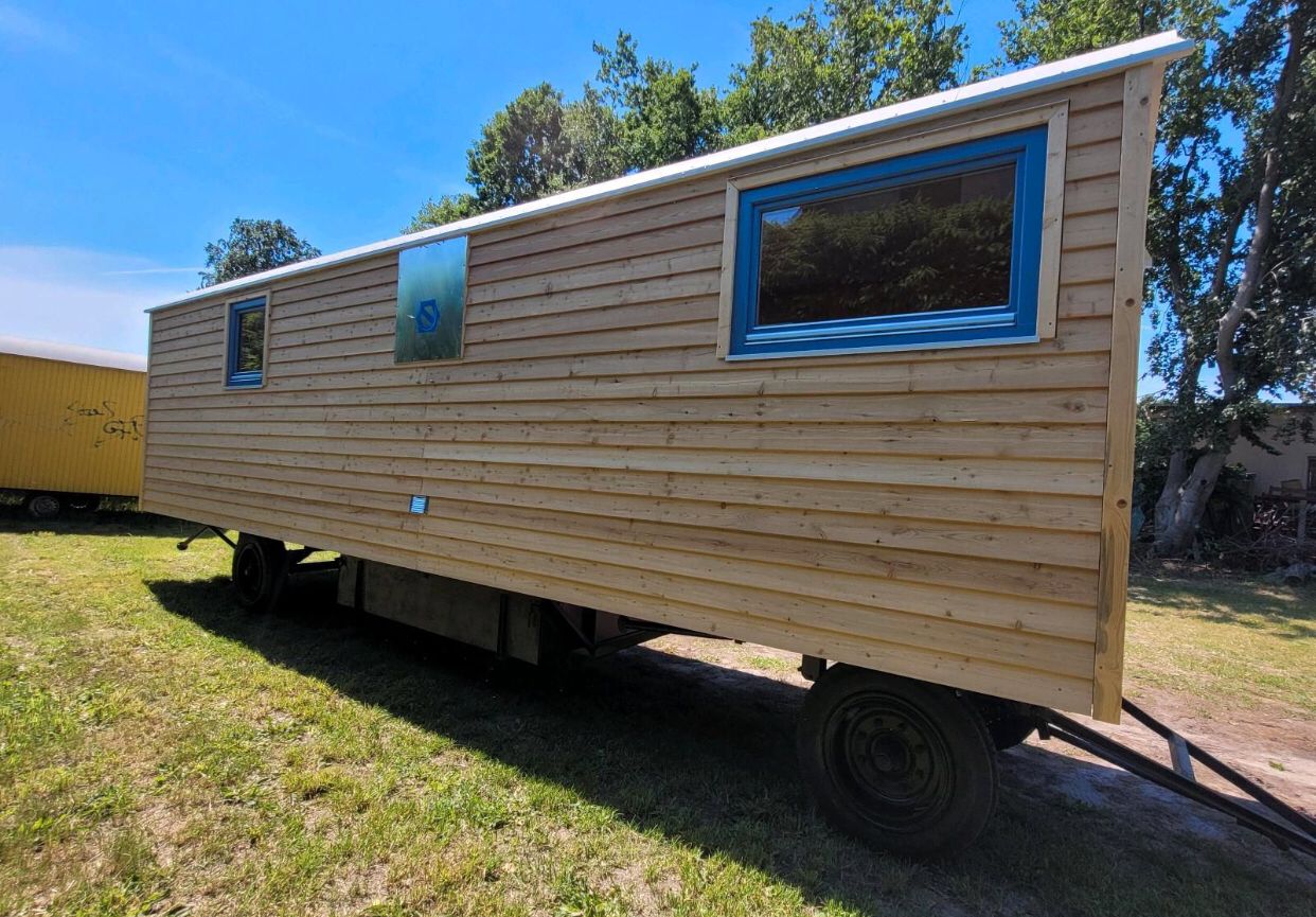 Remorque mobile 4 saisons – 20 x 8 pi – Acier & bois – Finition complète – Poêle à bois inclus