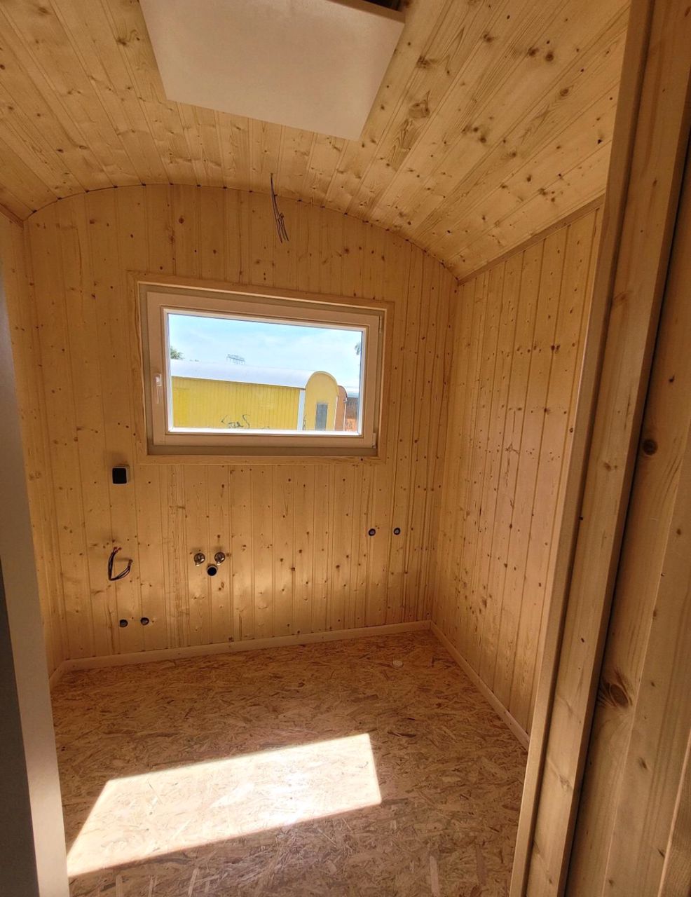 Remorque mobile 4 saisons – 20 x 8 pi – Acier & bois – Finition complète – Poêle à bois inclus