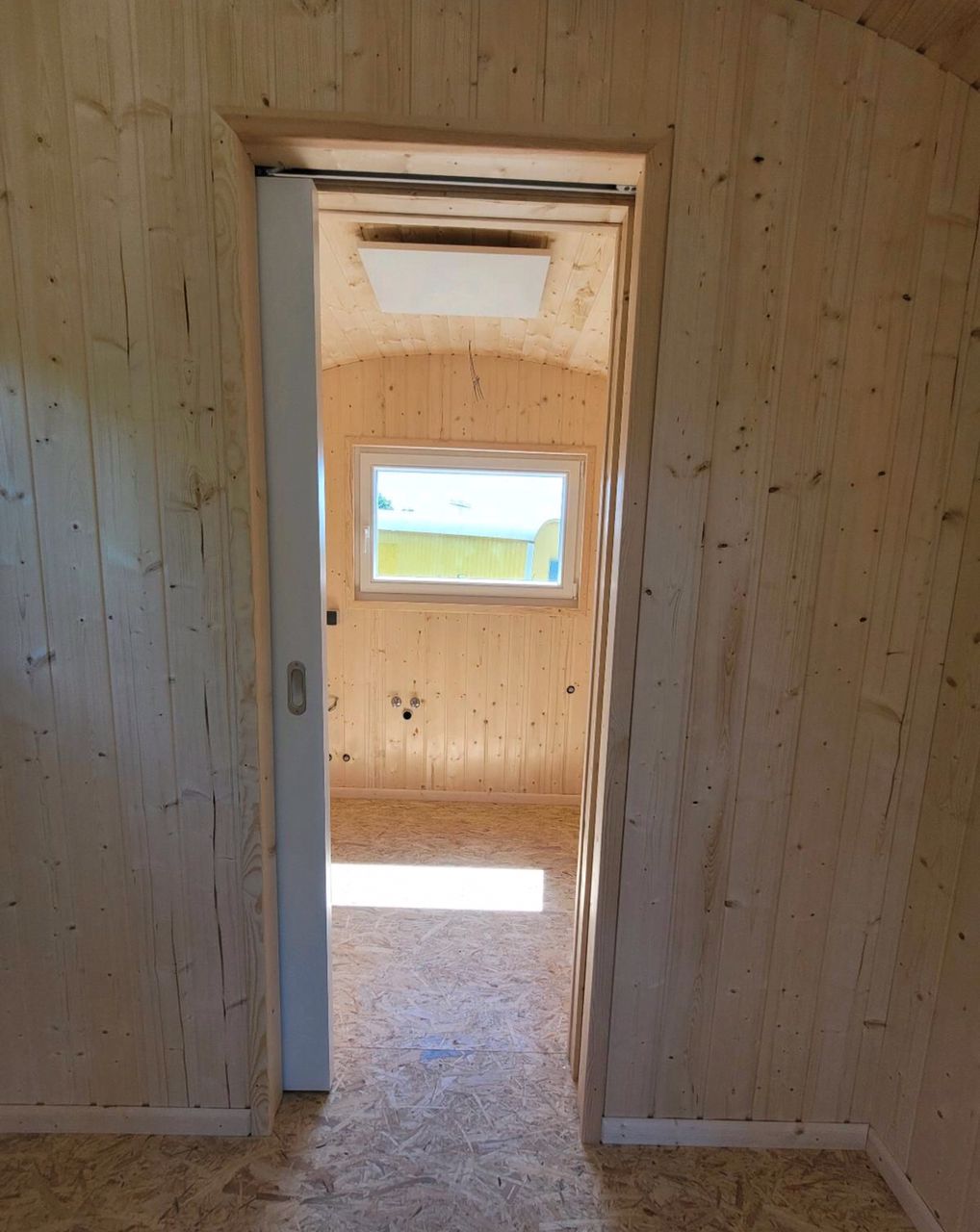 Remorque mobile 4 saisons – 20 x 8 pi – Acier & bois – Finition complète – Poêle à bois inclus