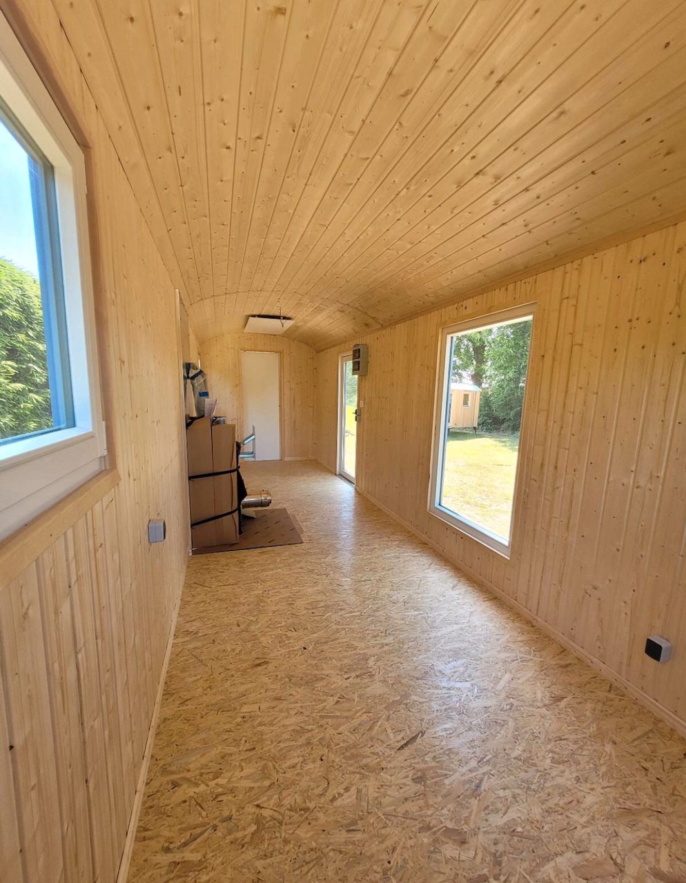 Remorque mobile 4 saisons – 20 x 8 pi – Acier & bois – Finition complète – Poêle à bois inclus