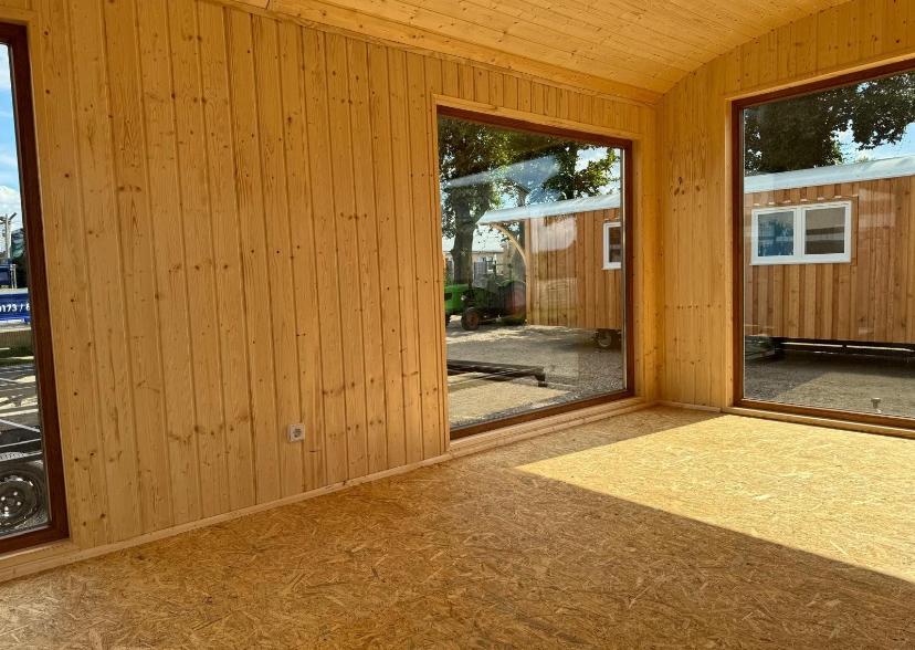 Remorque mobile 4 saisons – 20 x 9 pi – Structure acier, bois et double vitrage