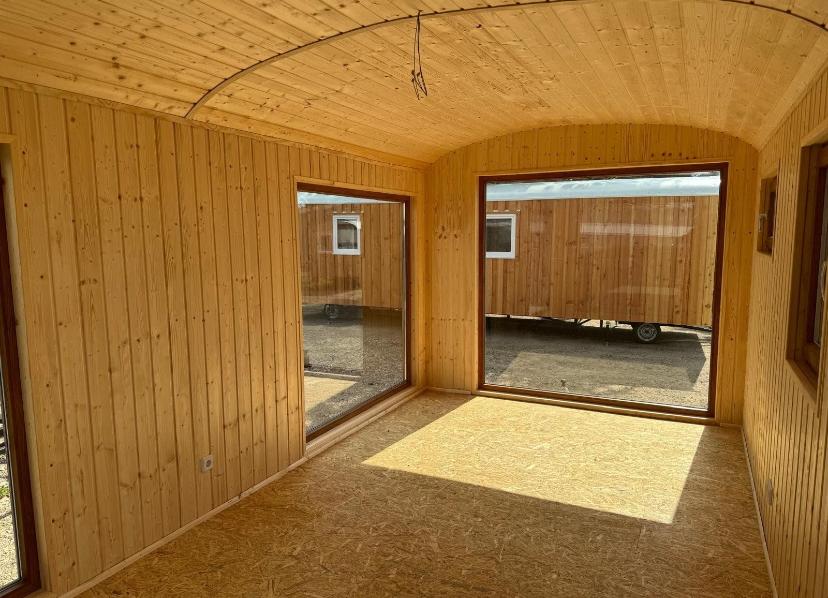 Remorque mobile 4 saisons – 20 x 9 pi – Structure acier, bois et double vitrage